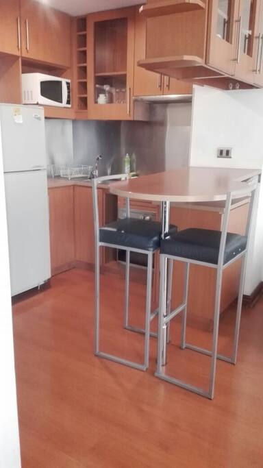 cocina equipada con utensilios de cocina.