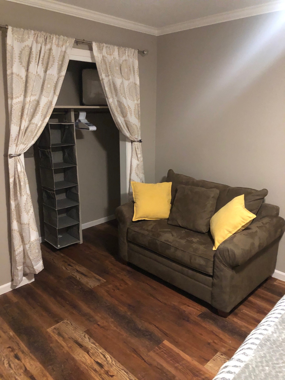 Dormitorio principal con cama tamaño king y cama extraíble