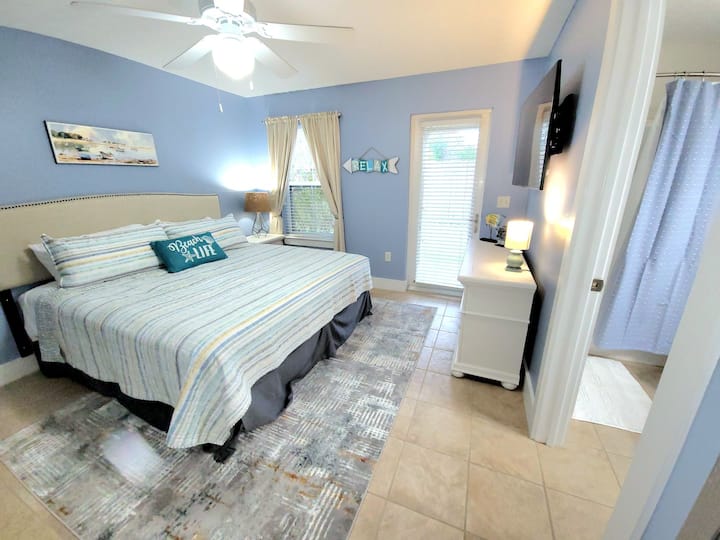 Chumba cha kulala cha King kwenye ghorofa ya 1 na bafu ya kibinafsi na baraza.