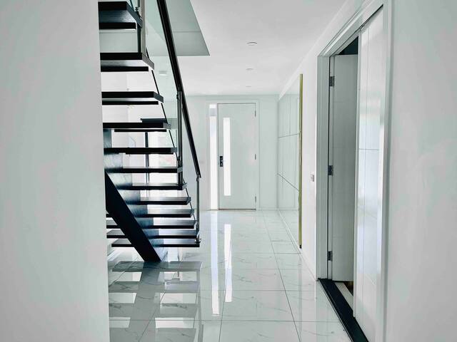 Luxury Entire Home for up to 16 People gallery image 3