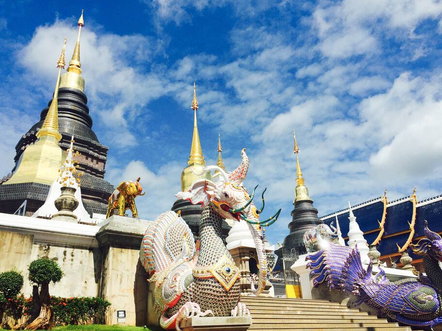 闭上眼睛 这座艺术品般的蓝庙彷佛能嗅到大海的味道 清迈旅游攻略 尽在airbnb爱彼迎