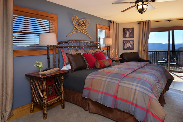 סוויטת הורים בקומה התחתונה מס '3 עם מיטת קינג וחדר רחצה פרטי.