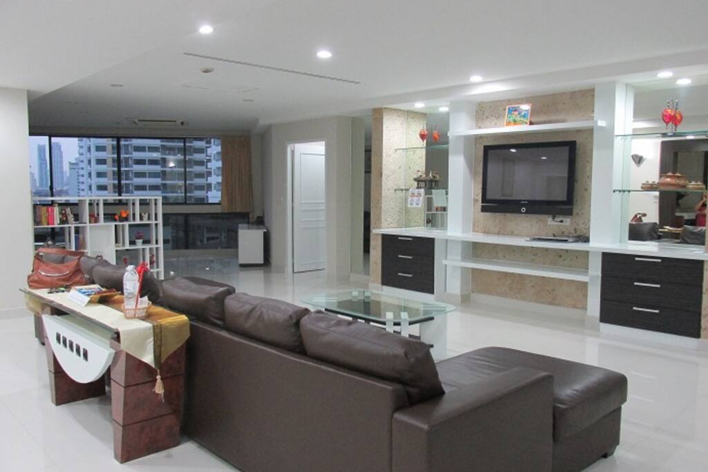 Spacious living room