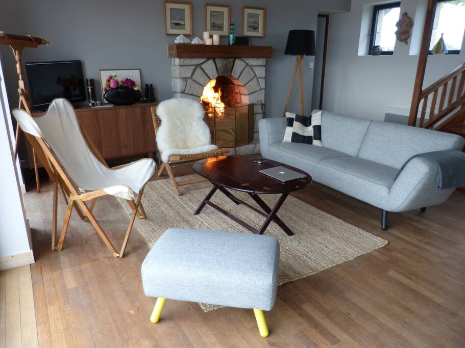 Salon avec cheminée vue sur mer