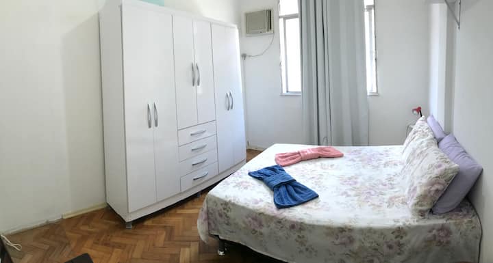 Room with a double bed and view of the community of Babylonia.