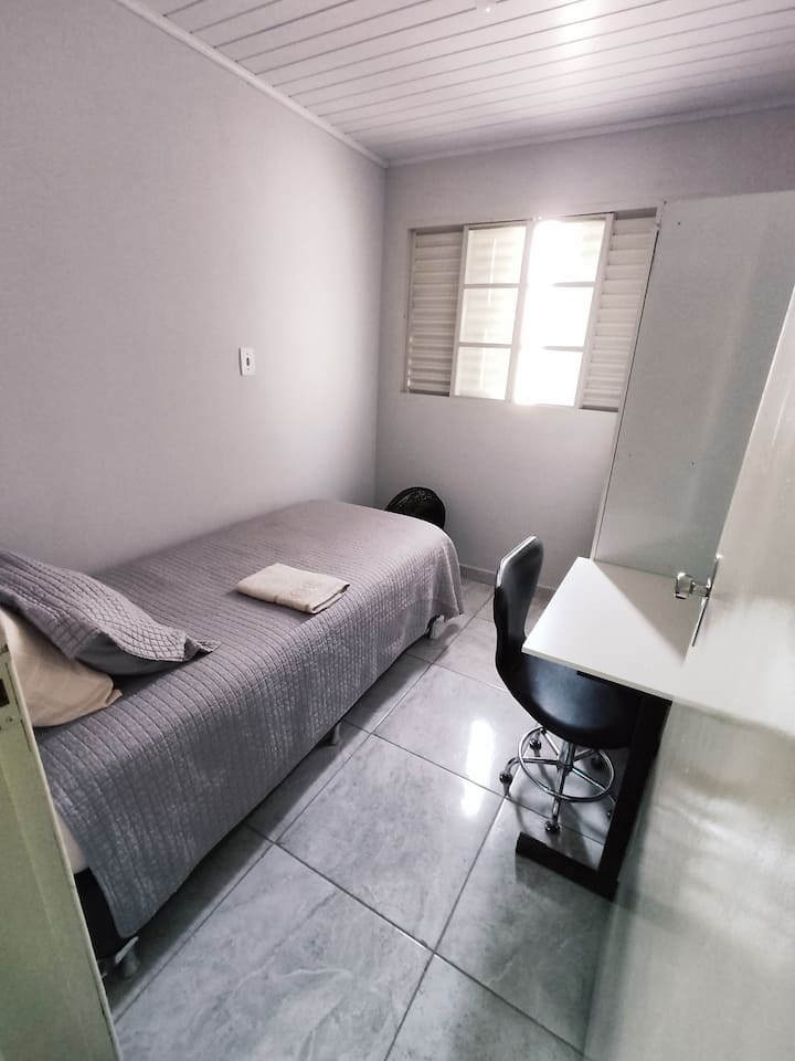 غرفة النوم 02
- سرير فردي، مع مرتبة زنبركية؛
- Escrivaninha ؛
- خزانة الملابس ؛
- Ventilador.