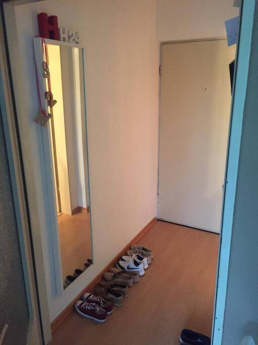 Der Flur (Garderobe befindet sich hinter der Tür zum Wohnbereich)