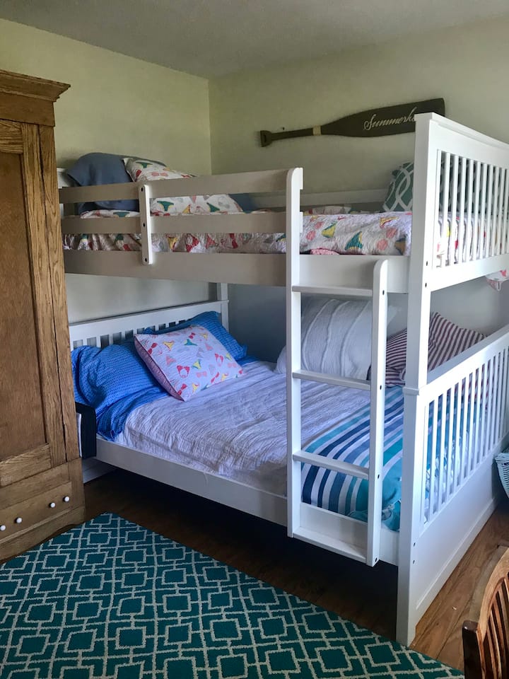 Armoire imejaa midoli na michezo ya taulo. Kifaa cha kuchezea TV na DVD ukutani. Feni ndogo kwenye rafu.