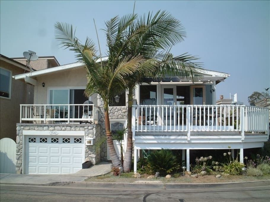 Casa Elevado on hill overlooking Pacific Ocean