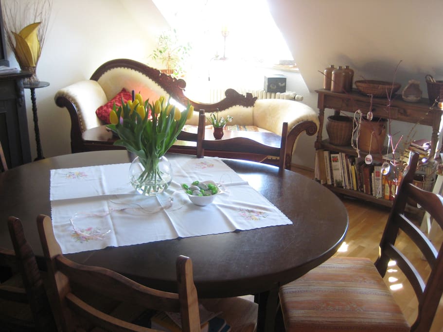 großer Esstisch,
helle Wohnung