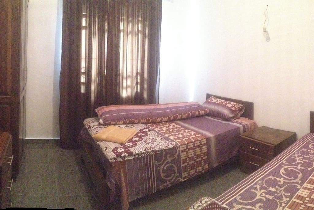 bedroom with twince bed