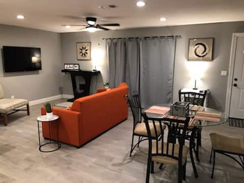 Successful Airbnb property: New Remodeled Centrally located 2BD/2BA House in University Square