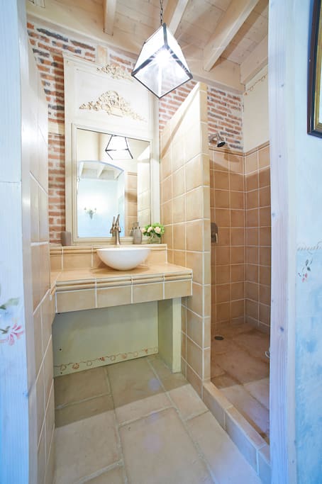la salle de bain de la chambre les camélias
