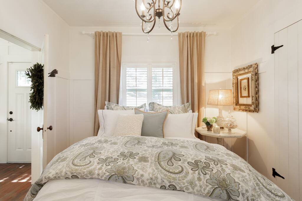 The Farm House Cottage Farm stays for Rent in Snohomish, Washington