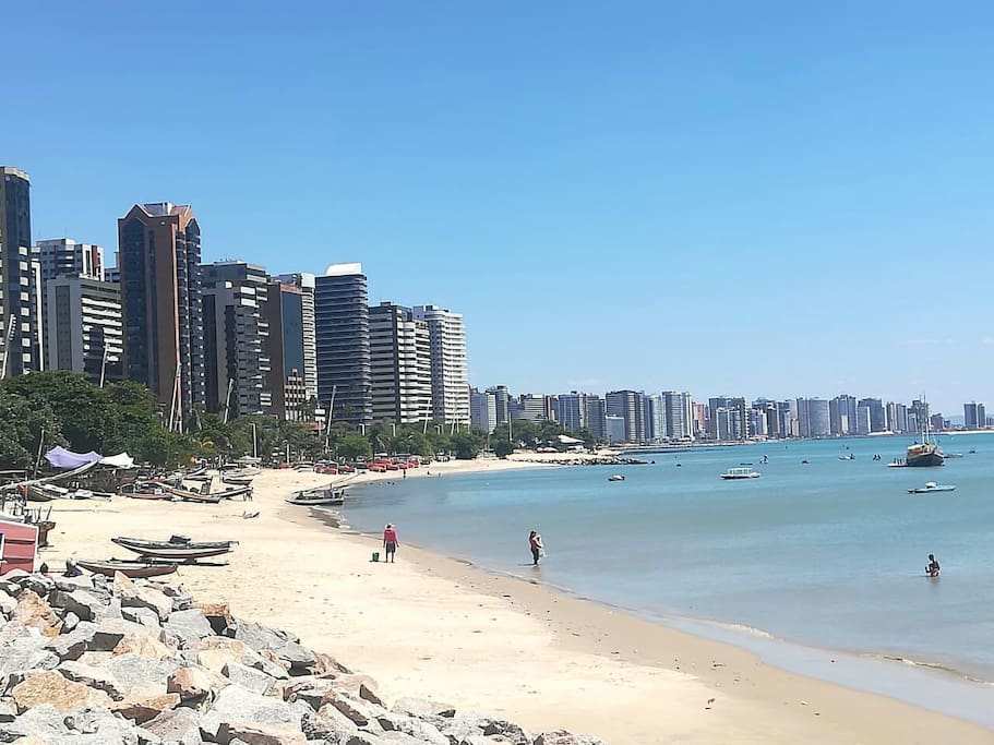 Esta e a praia de Iracema que fica a 7 quadras daqui