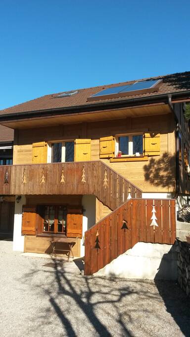 La chambre est située au sous sol, avec fenêtre donnant sur la cour.
