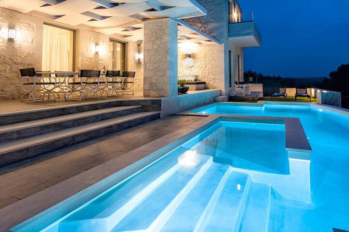 Mythic Grove Amazing View – Heated Pool- Jaccuzi