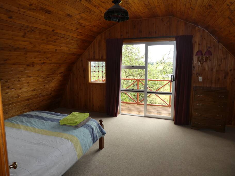Main Room (Queen Bed)