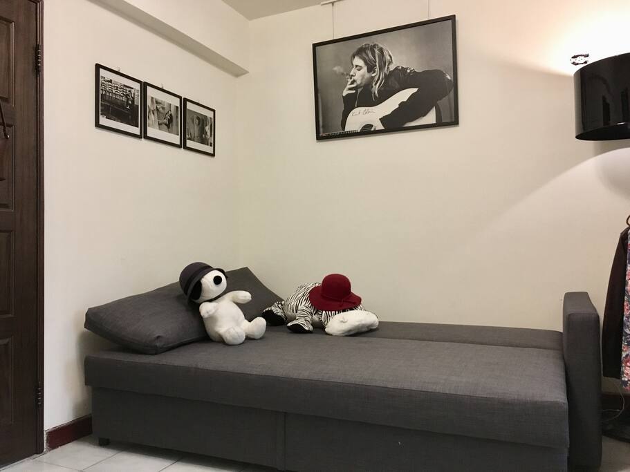 沙發床可延展開成雙人床,若作為床使用,將鋪上保潔墊及床單.