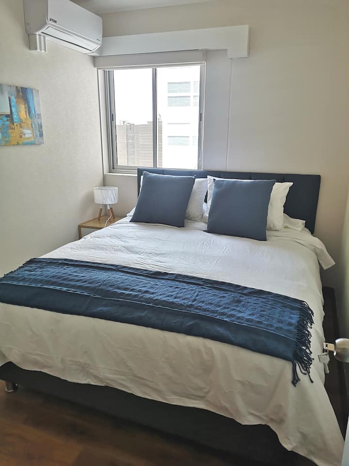 Მეორე ოთახი ორადგილიანი საწოლით, ტელევიზორითა და კონდიციონერით