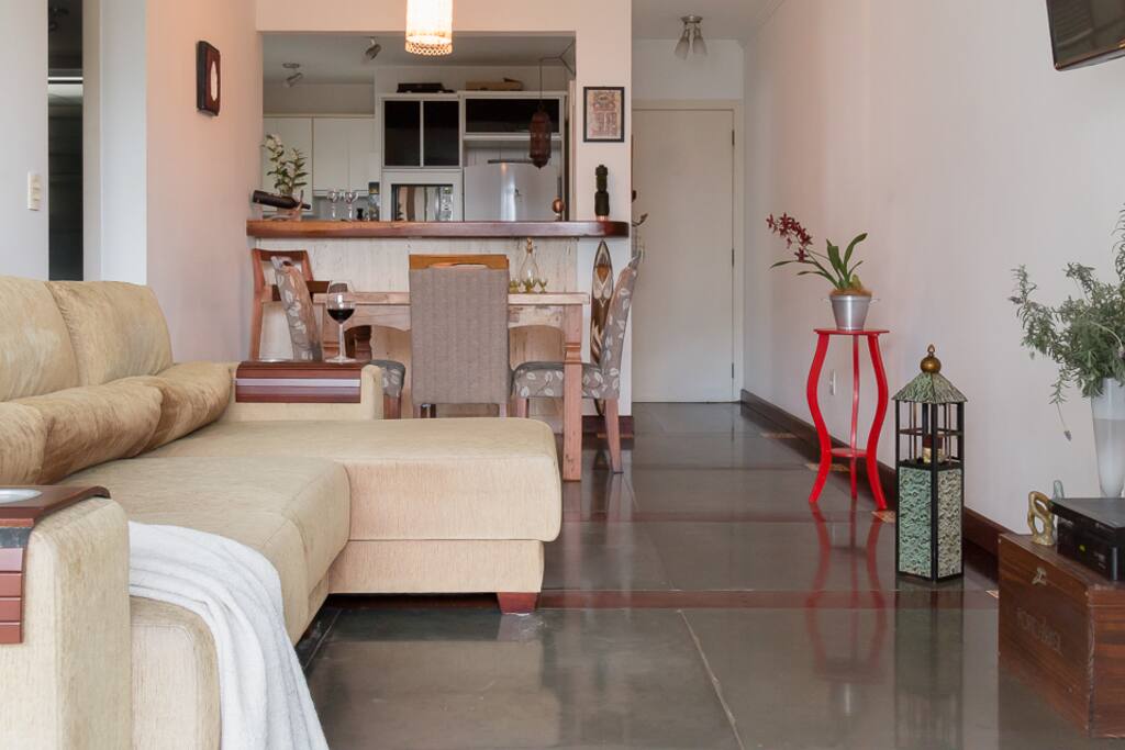 Sala do apartamento olhando da varanda.
