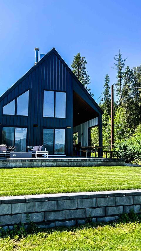 Christina Lake Beachfront - Modern Cabin