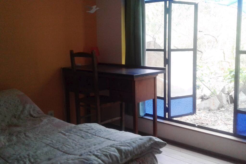 Habitación con ventanal al patio