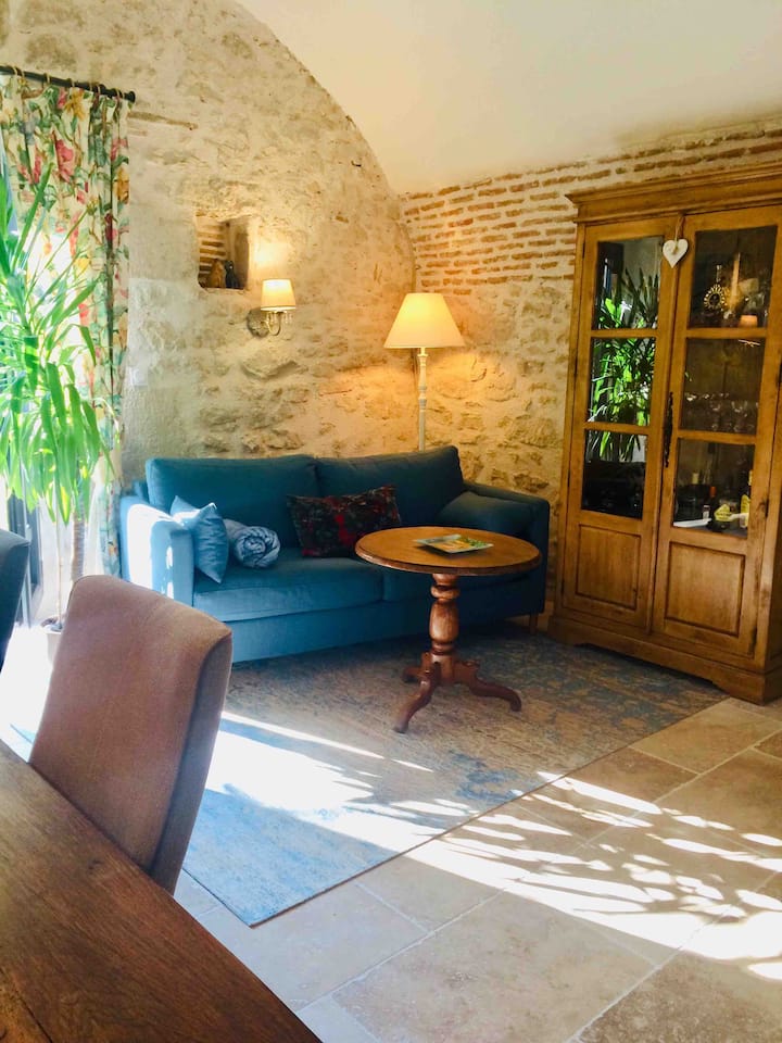 L’espace petit salon de la salle à manger avec son canapé bleu convertible en lit 2 pers.