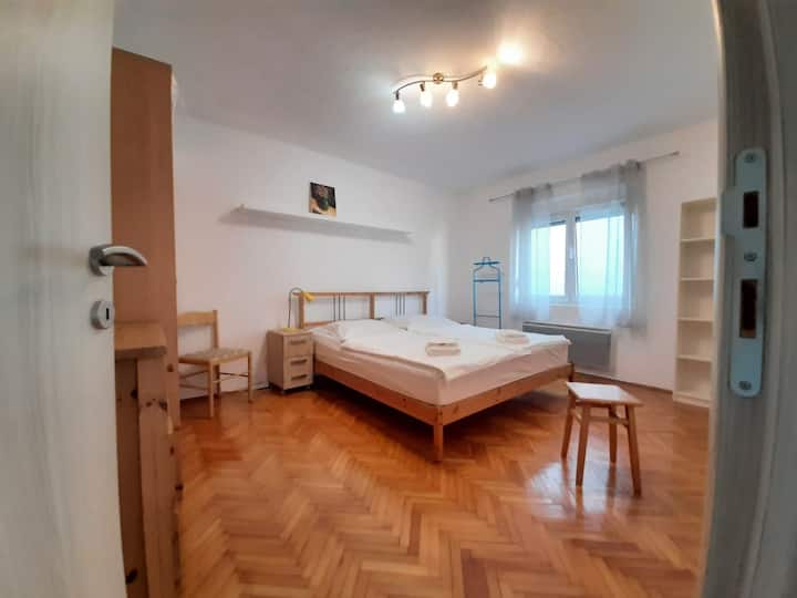 Chumba cha kulala kilicho na kitanda cha watu wawili 