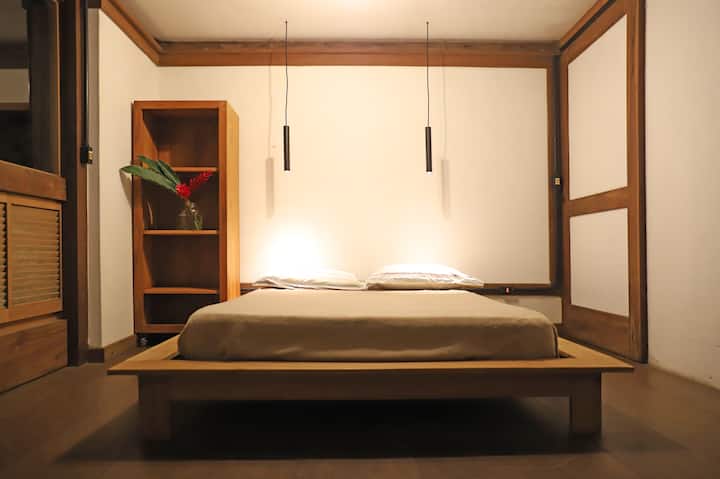 Მთავარი საძინებელი (საძინებელი2). Სტუმრებისთვის განკუთვნილ ნომერში, სურვილისამებრ, რამდენიმე და მეტი დამატებითი საწოლია. Ჩვენ გვაქვს საბნები და ბალიშები. ღამის ხედი.