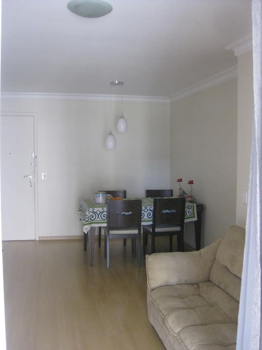Sala de estar e jantar integradas.