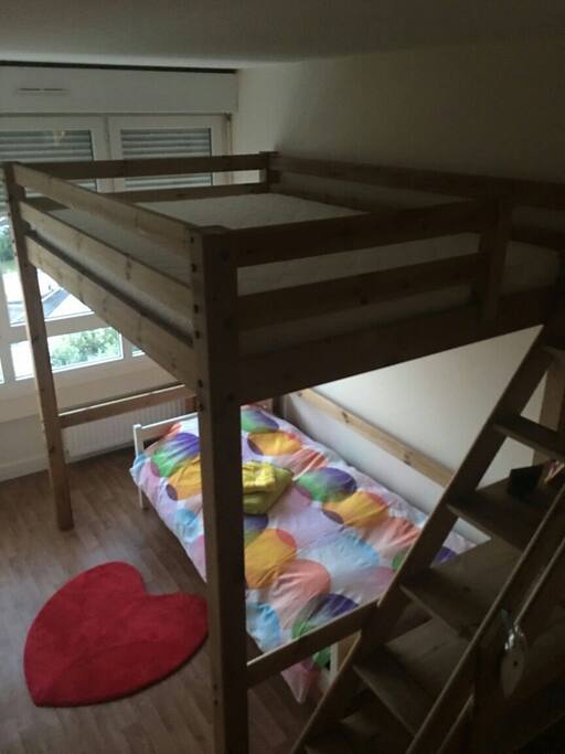 La chambre triple: lit 2 personnes en haut - 2 travelers up - 1 traveler down