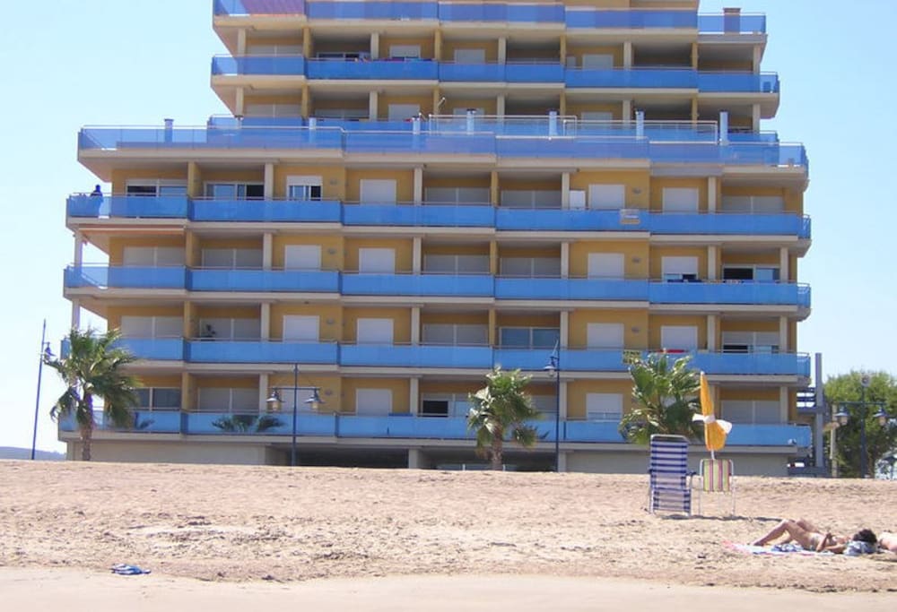 edificio frontal a la playa de arena (playa Norte)