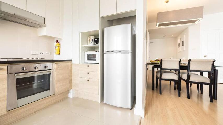 Large 2 Bedroom / Kitchen / Privacy / Pool / Gym gallery image 5