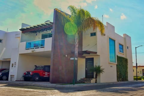 Cozy house with terrace, 3 bedrooms with bathroom and dressing room each. Highly equipped kitchen. E