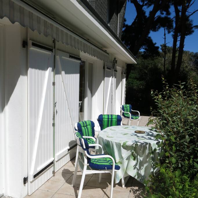 Terrasse ensoleillée, idéale pour le farniente et les déjeuners.