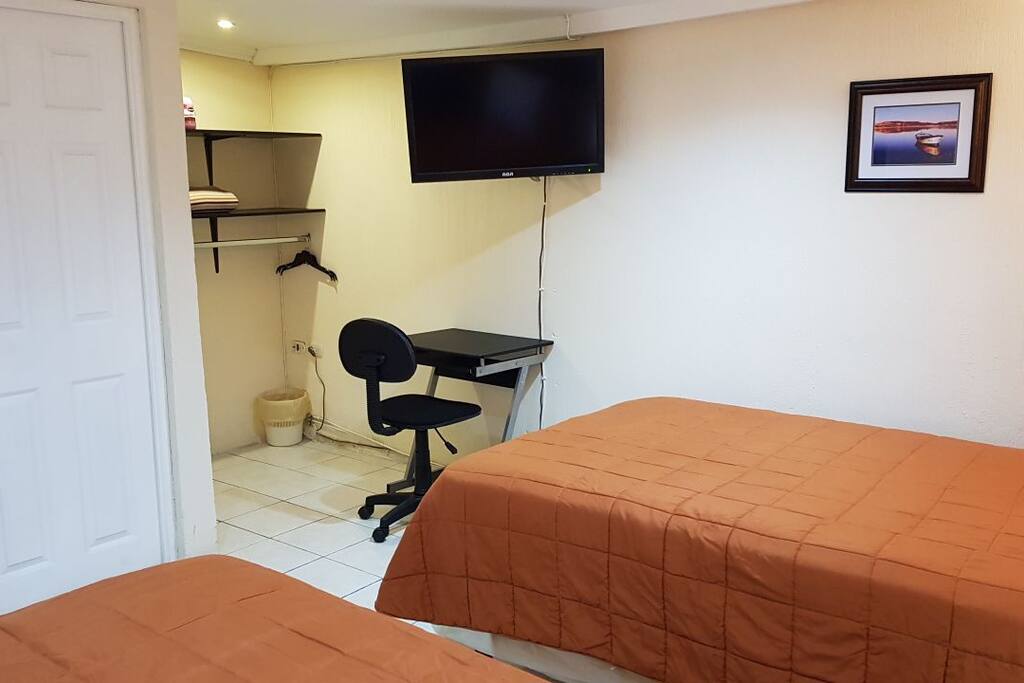 Espacio para trabajar con Laptop y televisión de 32 pulgadas LED