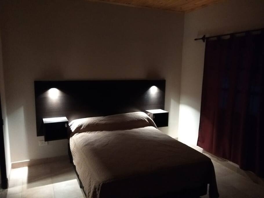 dormitorio privado con sommier de dos plazas con exelente vista y calefaccion