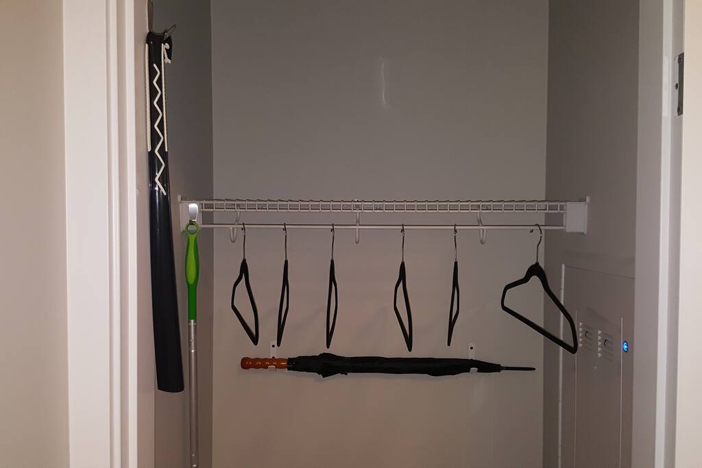 Storage besides the entrance door. There are hangers, umbrella, shoehorn, mop and ladder.
我们提供了鞋拔子、雨伞、衣架和拖布。