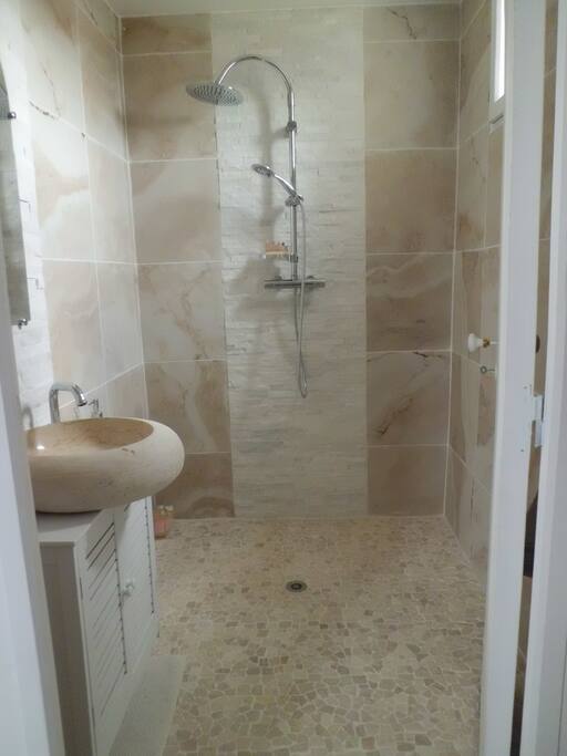 salle de bain privée avec douche à l'italienne