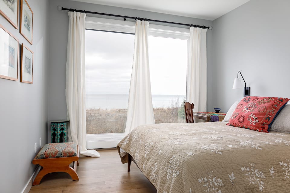 A modern beach house on Grand Traverse Bay, Northport, Michigan, United States, photo 7 of 10