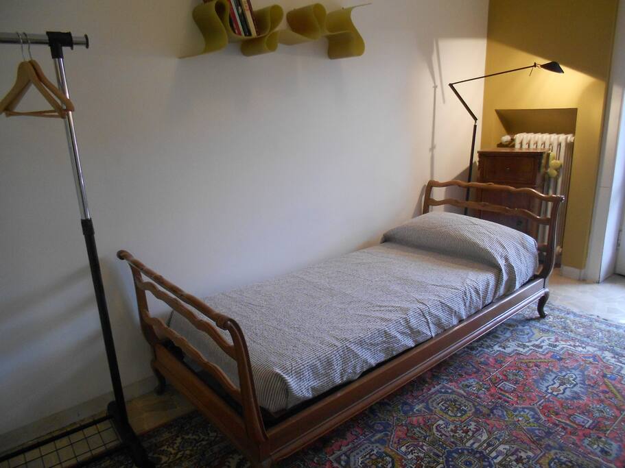 Il letto singolo. The single bed