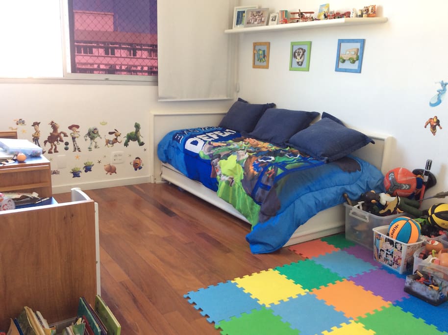 Two single beds, writing desk to kids, great closet.