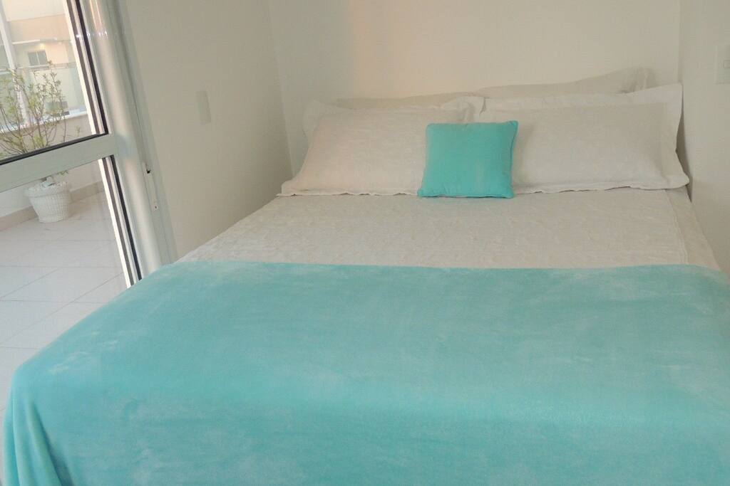 Comfortable king size bed with 4 pillows.
Komfortables Kingsize-Bett mit 4 Kissen.