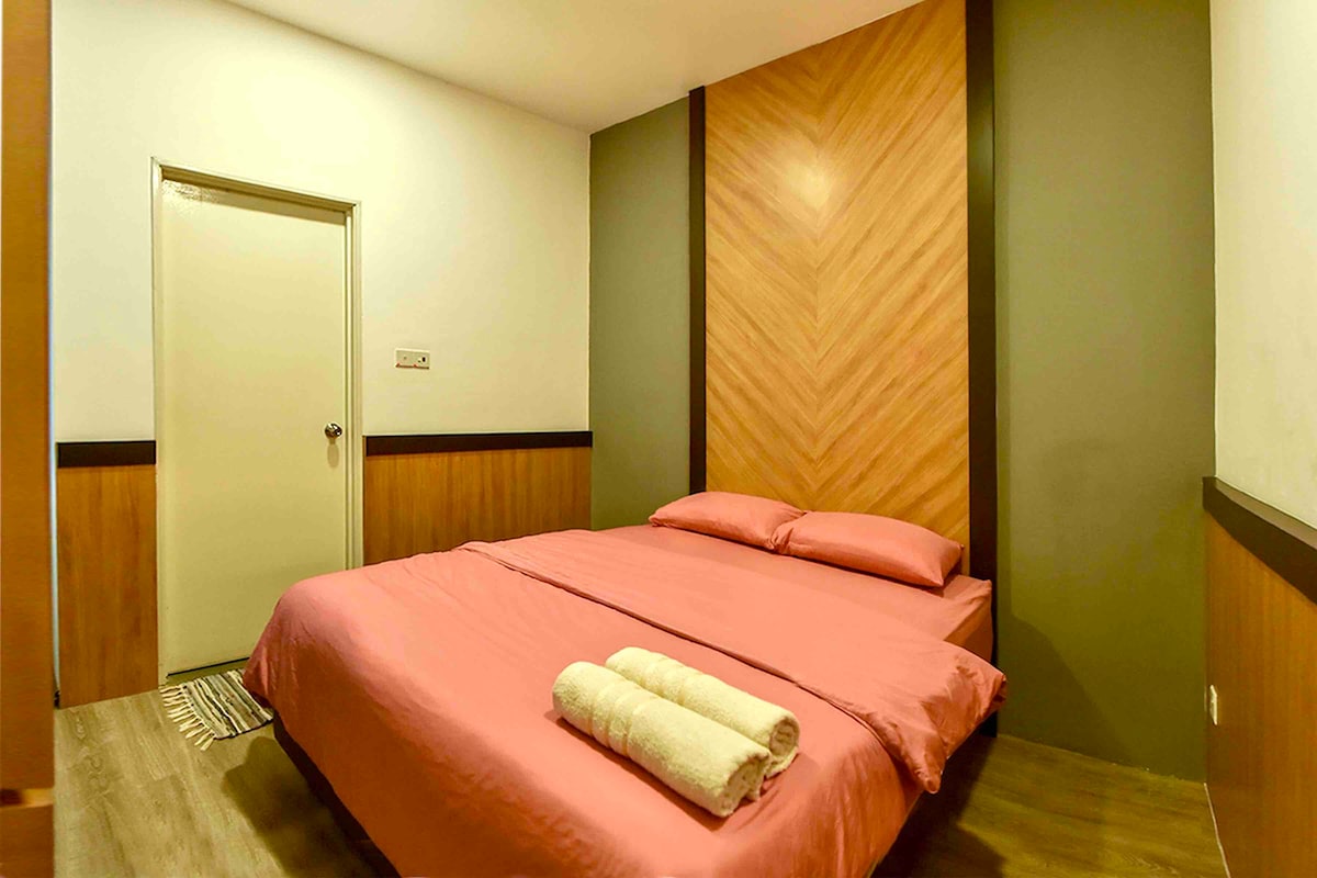 Disfruta de una buena noche de sueño/descanso con nuestra espuma viscoelástica; cama tamaño queen con edredón proporcionado durante la estancia. 