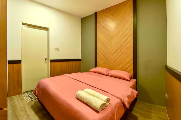 Bëj një gjumë/pushim të mirë natën me shkumën tonë të kujtesës; krevat dopio "queen" me komoditet të ofruar gjatë qëndrimit. 