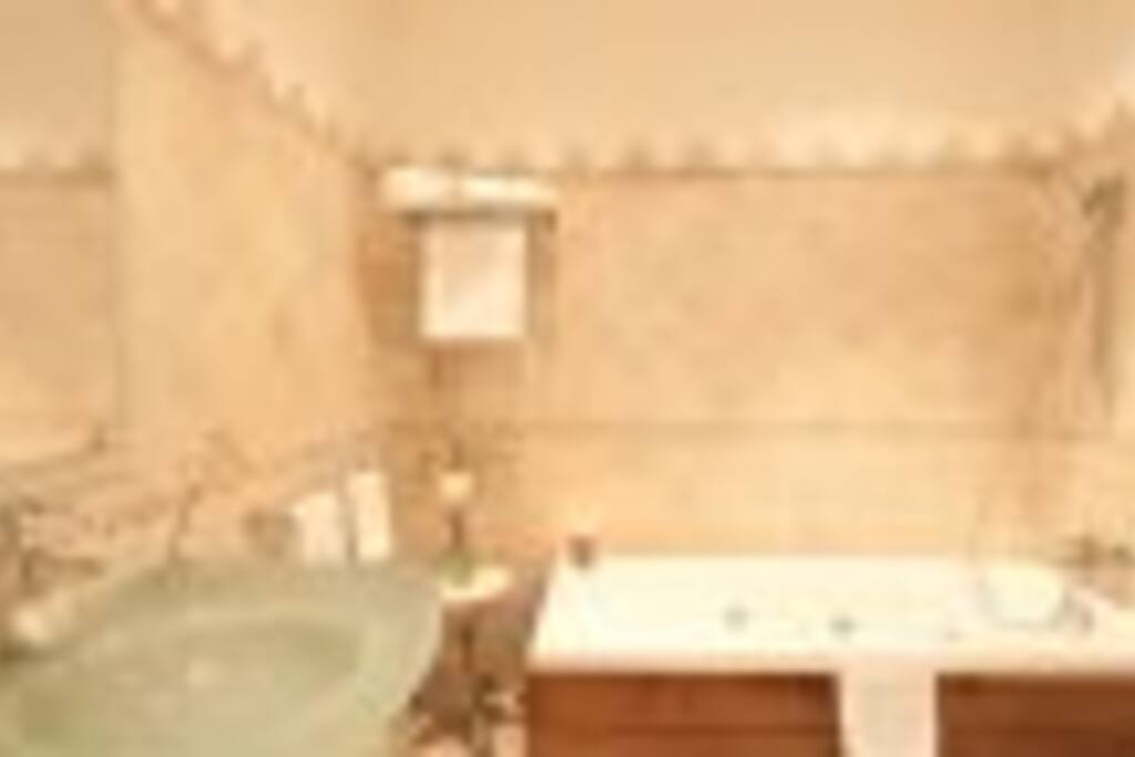 salle de bain attenante à la chambre