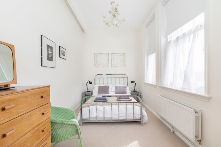 Chumba maridadi cha kulala cha watu wawili