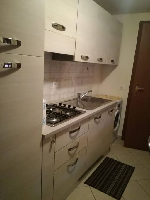 Cucina completa di frigorifero con cella congelante, forno microonde e lavatrice