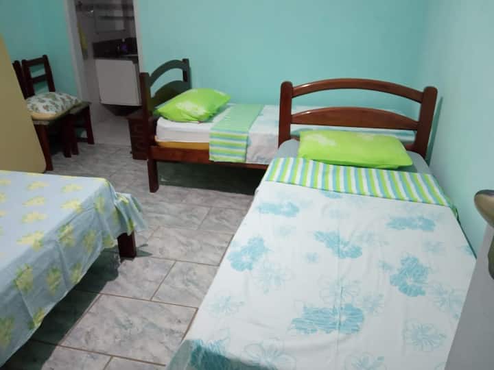 חדר שינה 1
סוויטה עם מיטה זוגית ושתי מיטות יחיד. מזרן זוגי, עם מצעים וכריות נוחות.